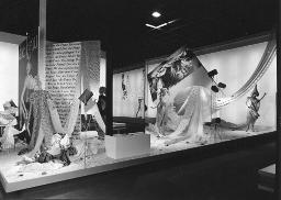 Stoffe drapiert, Mannequins; "Création", Mustermesse Basel (muba), Bob Steffen, 1969