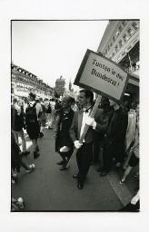 Mann im Smoking, trägt Tafel mit Aufschrift "Tunten in den Bundesrat!"; Christopher Street Day 1998 in Bern