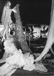 Spitzenkreationen von Schaufensterpuppen verteilt; "Création", Mustermesse Basel (muba), Bob Steffen, 1969