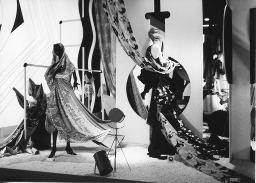 Stoffe drapiert, Mannequins; "Création", Mustermesse Basel (muba), Bob Steffen, 1969