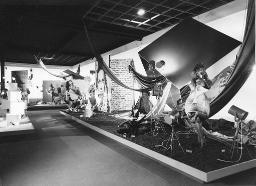 Stoffe drapiert, Mannequins, Elle; "Création", Mustermesse Basel (muba), Bob Steffen, 1969