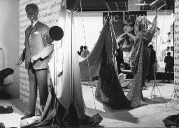 Stoffe drapiert, Mannequins, Die Frau; "Création", Mustermesse Basel (muba), Bob Steffen,1969