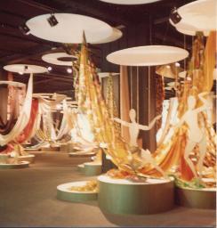 Stoffe drapiert, Figur Luciano Andreani; "Création", Mustermesse Basel (muba), Bob Steffen, um 1970