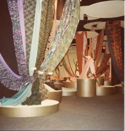 Stoffe drapiert; "Création", Mustermesse Basel (muba), Bob Steffen, um 1970