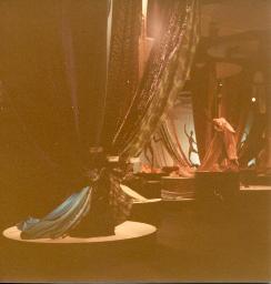 Stoffe drapiert, Figur Luciano Andreani; "Création", Mustermesse Basel (muba), Bob Steffen, um 1970