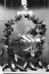 Schaufenster; Schuhe, Girlande mit Trauben und Weinblättern und Trauben, um 1955