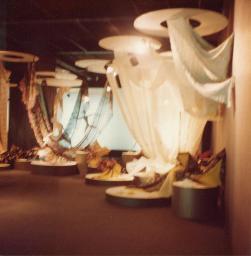 Stoffe drapiert, Figur Luciano Andreani; "Création", Mustermesse Basel (muba), Bob Steffen, um 1970