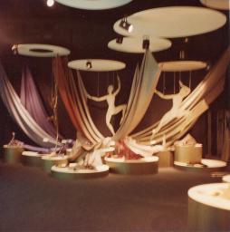 Stoffe drapiert, Figur Luciano Andreani; "Création", Mustermesse Basel (muba), Bob Steffen, um 1970