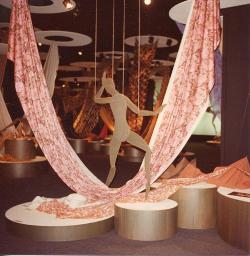 Stoffe drapiert, Figur Luciano Andreani; "Création", Mustermesse Basel (muba), Bob Steffen, um 1970