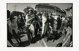 Vier Frauen mit schwarzem Hund inmitten der Demonstration; Christopher Street Day 1998 in Bern