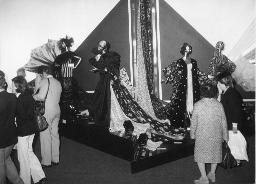 Mannequins, Stoffe drapiert, Besucher; "Création", Mustermesse Basel (muba), Bob Steffen, um 1970
