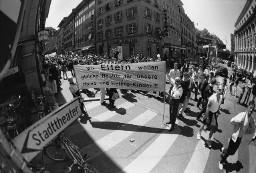 Zwei ältere Damen mit Plakat "Wir Eltern wollen gleiche Rechte für unsere Homo- und Hetero-Kinder!!!"; Christopher Street Day 1998 in Bern
