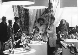 Schuhe, Stoffe drapiert, Besucher; "Création", Mustermesse Basel (muba), Bob Steffen, um 1970