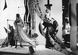 Stoffe drapiert, Mannequins; "Création", Mustermesse Basel (muba), Bob Steffen, um 1970