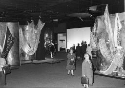 Stoffe drapiert, Besucher; "Création", Mustermesse Basel (muba), Bob Steffen, um 1970