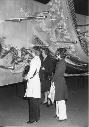 Stoffe drapiert, Besucher; "Création", Mustermesse Basel (muba), Bob Steffen, um 1970
