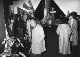 Stoffe drapiert, Schuhe, Mannequins, Besucher; "Création", Mustermesse Basel (muba), Bob Steffen, um 1970