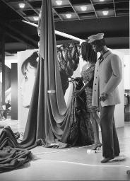 Stoffe drapiert, Mannequins; "Création", Mustermesse Basel (muba), Bob Steffen, um 1970