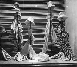 Schaufenster Ciolina; Streifen-Thema, mit Hüten, Bern, 1959