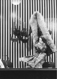 Schaufenster Ciolina; Streifen, Kandelaber, Damenkleider, Bern, 1959