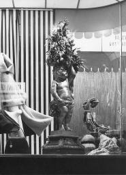 Schaufenster Ciolina; Streifen, Putto mit Früchtekorb auf dem Kopf, Bern, 1959