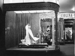 Schaufenster Ciolina, vor dem Umbau der Fenster, Bern, um 1955