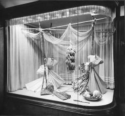 Schaufenster Weilemann, Sommerkleider und Bananenstaude, Bern, 1955