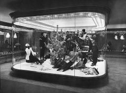 Schaufenster Weilemann, Sankt Nikolaus und Skimode, Bern, 1955