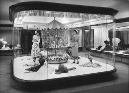 Schaufenster Weilemann, Modekarussell und Damenkleider, Bern, 1955
