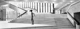 «Nackte» Dekorations-Puppen in grosser Halle/Treppe aufgestellt