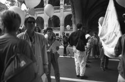Demonstranten mit weissen Ballonen bei Urania (Zürich); 24.06.1989 zu 20 Jahre Stonewall während der Aktion "20 Tage lesbisch-schwule Kultur" 09.06 - 01.07.1989 in Zürich