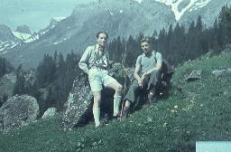 Bob Steffen und Freund in Wanderkleidern, auf Stein, Serie, um 1945