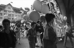 Demonstranten mit weissen Ballonen und Plakat bei Urania (Zürich); Demonstration 24.06.1989 zu 20 Jahre Stonewall während der Aktion "20 Tage lesbisch-schwule Kultur" 09.06 - 01.07.1989 in Zürich