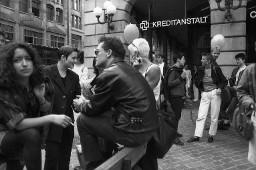 Demonstranten, im Vordergrund eine rauchende Frau; Demonstration 24.06.1989 zu 20 Jahre Stonewall während der Aktion "20 Tage lesbisch-schwule Kultur" 09.06 - 01.07.1989 in Zürich