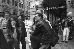 Demonstranten, im Vordergrund eine rauchende Frau; Demonstration 24.06.1989 zu 20 Jahre Stonewall während der Aktion "20 Tage lesbisch-schwule Kultur" 09.06 - 01.07.1989 in Zürich
