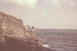 Bob Steffen nackt am Meer auf Felsen stehend schaut in in die Ferne, Serie, um 1950
