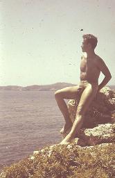 Bob Steffen sitzt nackt auf einem Stein, am Meer, um 1950