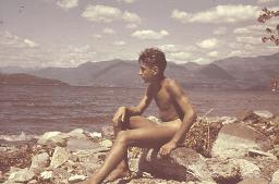 Aktfoto von jungem Mann mit südländischem Aussehen, am Meer, um 1950