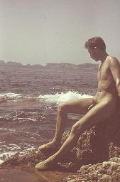 Aktfoto von Bob Steffen lehnt an Felsen, schaut ins Meer, um 1950