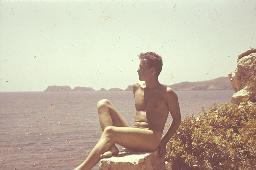 Aktfoto von Bob Steffen auf Felsen sitzend am Meer, Halbprofil Serie, um 1950