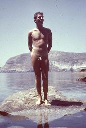 Aktfoto Bob Steffen; auf Stein im Meer stehend, um 1950