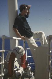 Bob Steffen im Ringelpulli sitzt auf der Reling eines Schiffes, um 1950