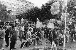 Demonstranten vor einem Springbrunnen, im Hintergrund weisse Ballone; Demonstration 24.06.1989 zu 20 Jahre Stonewall während der Aktion "20 Tage lesbisch-schwule Kultur" 09.06 - 01.07.1989 in Zürich