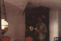 Bob Steffen in Jeanshemd, in seinem Ferienhaus in Begur, Spanien, 1975