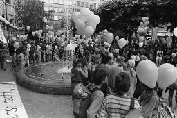 Demonstranten versammelt um einen Springbrunnen, weisse Ballone; Demonstration 24.06.1989 zu 20 Jahre Stonewall während der Aktion "20 Tage lesbisch-schwule Kultur" 09.06 - 01.07.1989 in Zürich