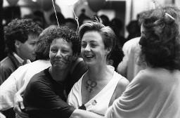 Zwei sich umarmende Frauen mit kurzen Haaren, beide sind mit dem doppelten Venuszeichen bemalt; Demonstration 24.06.1989 zu 20 Jahre Stonewall während der Aktion "20 Tage lesbisch-schwule Kultur" 09.06 - 01.07.1989 in Zürich