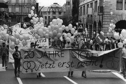 Menge von Demonstranten, im Vordergrund Plakat mit Aufschrift "20 JAHRE STONEWALL jetzt erst recht!"; Demonstration 24.06.1989 zu 20 Jahre Stonewall während der Aktion "20 Tage lesbisch-schwule Kultur" 09.06 - 01.07.1989 in Zürich