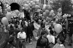 Demonstrantenmenge mit weissen Ballonen bei Urania (Zürich); Demonstration 24.06.1989 zu 20 Jahre Stonewall während der Aktion "20 Tage lesbisch-schwule Kultur" 09.06 - 01.07.1989 in Zürich
