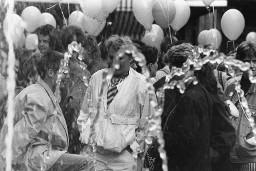Demonstranten, im Vordergrund Wasserstrahlen eines Springbrunnens; Demonstration 24.06.1989 zu 20 Jahre Stonewall während der Aktion "20 Tage lesbisch-schwule Kultur" 09.06 - 01.07.1989 in Zürich