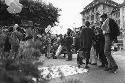 Demonstranten bei Urania (Zürich); Demonstration 24.06.1989 zu 20 Jahre Stonewall während der Aktion "20 Tage lesbisch-schwule Kultur" 09.06 - 01.07.1989 in Zürich